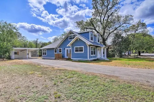 Large Family Cottage Near Main St Shops! Sleeps 9. Hotels in Uvalde