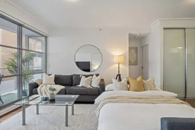 Darling Harbour 2BR Retreat with Spacious Balcony