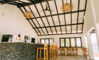 Balong Balong Surf Bungalows & Restaurant