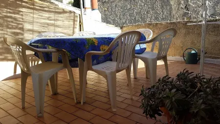 Townhouse in Center of Nyons storage for cycling &/or climbing equipment Отели в г. Ньон