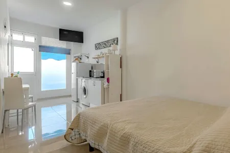 Studio the center of the tourist area with ocean views!