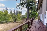 Riverside Home With a Rustic Charm Hotels in Washougal