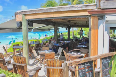 Oceanfront Second Floor, Coral Gardens- Grace Bay Beach! Отели в г. The Bight Settlement