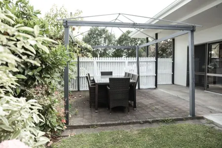 Central Hastings with In-ground Pool Отели в г. Хейстингс