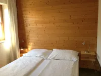 Quiet small apartment for 2 (max. 4) people near the center with lake view Hotels in 