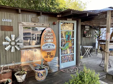 12th St. Cowboy Corner Bandera, TX Отели в г. Бандера