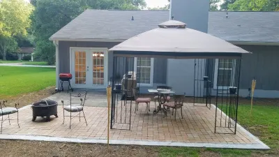 Stunning Custom Ranch in Central Roswell Hembree Park附近的飯店