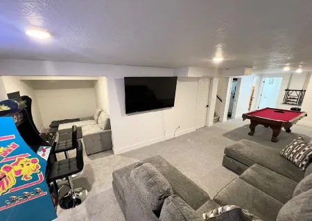 Spacious 5-bedroom house in welcoming Cottonwood Heights with AC, WiFi, Game RM.