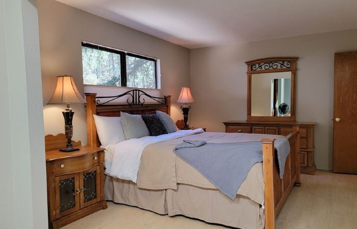 Plumas Pines 2/2 + bonus room- Fireplace-Spa Tub - Remote Work- Weekly Discount