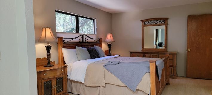 Plumas Pines 2/2 + bonus room- Fireplace-Spa Tub - Remote Work- Weekly Discount Hotels in Plumas County