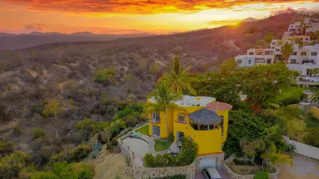 Bienvenido a Casa Juanita!! Your Personal Secluded Private Resort Awaits You!