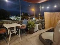 Luxury Retreat with Private Jacuzzi and Mountain Views. FREE Parking and Laundry