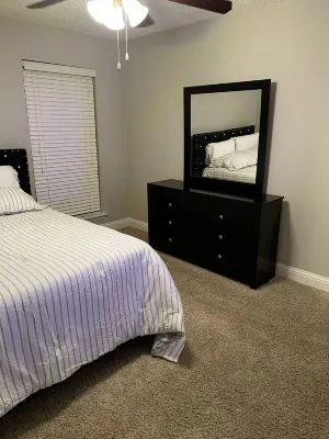 5 minutes from AT&T stadium and Six flags