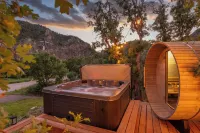 Modern Cabin with Canyon Views with Patio, Sauna Hot Tub, Wifi, AC & Fireplace
