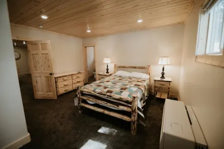 Deep Water-front, spacious 7br Cabin, Private Dock