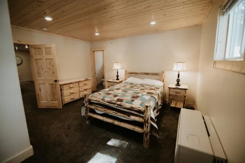 Deep Water-front, spacious 7br Cabin, Private Dock