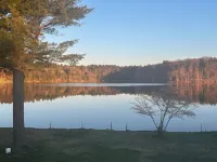 Relaxing Graham Lake Escape Hotel di Front of Yonge