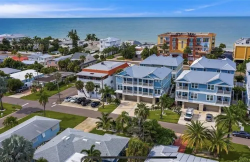Luxurious Modern Townhouse right across beach!! Hotel a Redington Beach