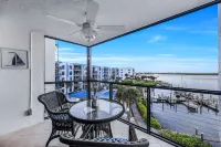 Gorgeous Waterview, Walking Distance to Restaurants, Shops & More!! 마르코아일랜드 호텔