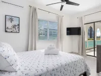 Spacious Home with pool, steps from the beach in Puerto Rico! Hotels in Vega Alta