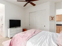 Spacious 4-bedroom house with Mountain View’s, pool and putting green. Hotels in New River
