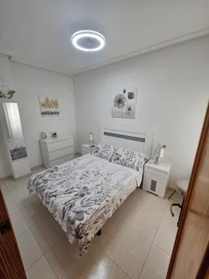 Beautiful bright apartment 5 min walk from the beach and shops Hotel in zona Cala del Moro