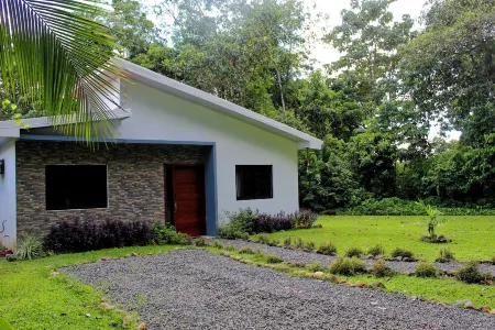 Luxury Retreat with Private Jacuzzi & High-Speed WiFi in La Fortuna!