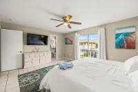 Bright & Modern ~ Heated Pool ~ Gated Beach ~ Pkg!