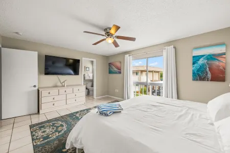 Bright & Modern ~ Heated Pool ~ Gated Beach ~ Pkg! Отели рядом с достопримечательностью «Лоренс Чип Бич»