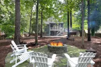 Modern 3-Bed Raleigh Home, Minutes to NCSU & Downtown, Large Backyard + Firepit Institute for Advanced Analytics附近的飯店