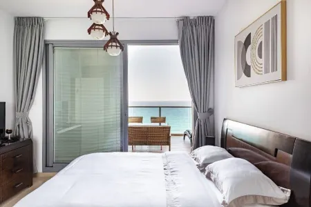 Sea view apartment ~ 1 min from the beach!