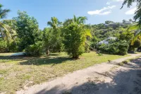 Beach 2 minutes' walk, private deck, tranquility