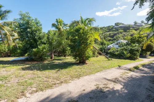 Beach 2 minutes' walk, private deck, tranquility