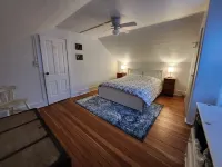 Cozy Castle Cottage on the doorstep of Waterton National Park & Castle Mountain. Hotels in Pincher Creek