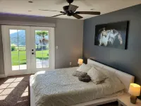 Beautiful luxurious house looking at canyon and mountains, gorgeous sunset. Hotel in zona Escondido Public Library