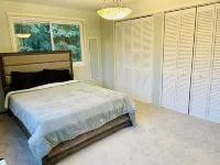 5 minutes to Vasa Park! Family-sized townhome with free parking