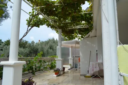 Adapted house in a Mediterranean style, children u. Pet friendly, very good nature