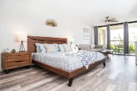 Stunning Beach Condo with Balcony- King Bed