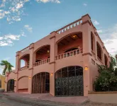 Beautiful beach home, breathtaking ocean views!! Near marina, shops, restaurants