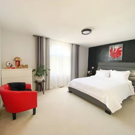 6BR • Sleeps 12 • Stocked Kitchen • 10-Min Stroll to Lake Huron