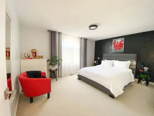 6BR • Sleeps 12 • Stocked Kitchen • 10-Min Stroll to Lake Huron Hotels in Sarnia