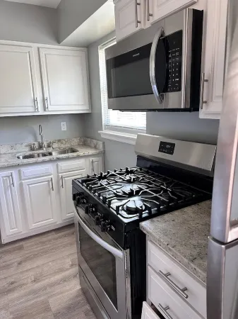 Relax in style: Chic 2 bedroom haven in brickell. Отели в г. Хаммонд