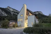 Traum-ferienhaus für bis zu 11 Personen im Schönsten Dorf der Schweiz Hotel a Flasch