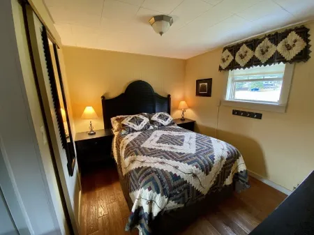 Cabin with Snowmobile and ATV Trail Access Отели в г. Питтсбург