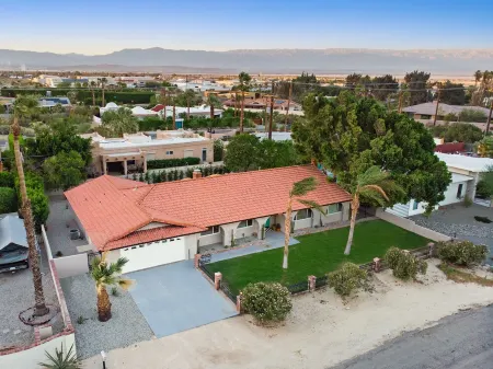 Iconic 4-bedroom vacation home, 5 min from Downtown Palm Springs, City ID#4299
