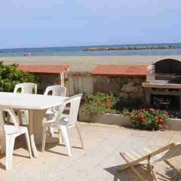 Beach house facing the sea Hotel Exterior