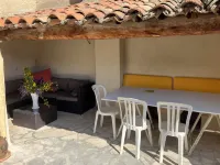 Maison ancienne de caractère avec terrasse dans hameau typiquement provençal