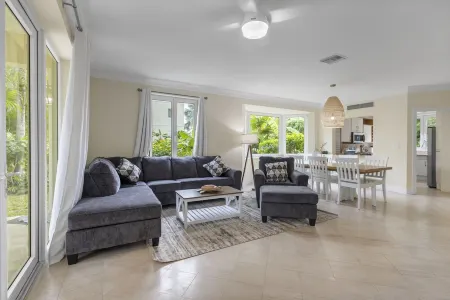 Large Family Accommodation with Pool and great location. Steps from Atlantis!