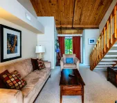 Clean and cozy loft! Right at Mountain Inn!