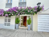 Modern Comfort: Spacious 2BR in Walled City Hotels in San Diego